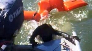 Il pescatore lancia il giubbotto di salvataggio per salvare il cane che sta annegando, ma non è un cane