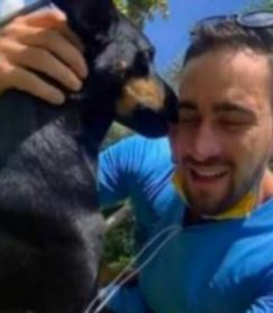 giovane ragazzo incontra un cane