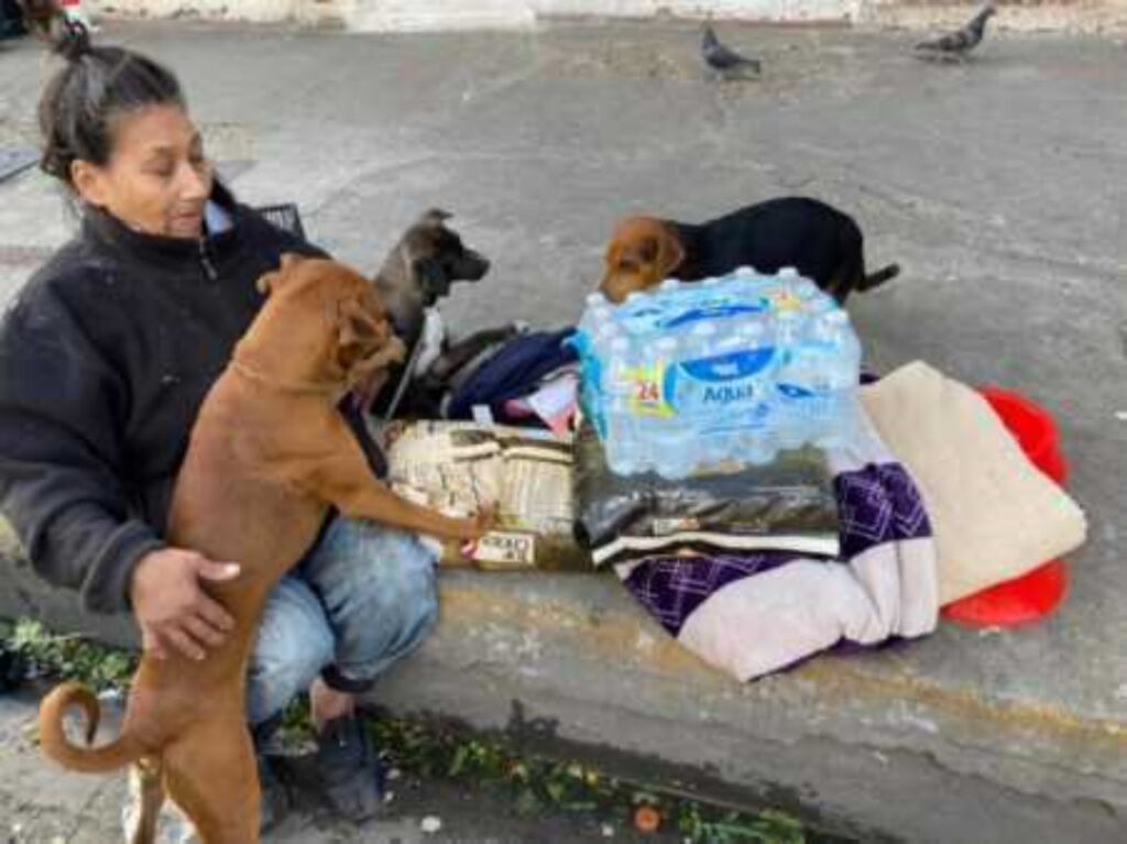 Una donna ha portato loro del cibo, coperte e acqua 