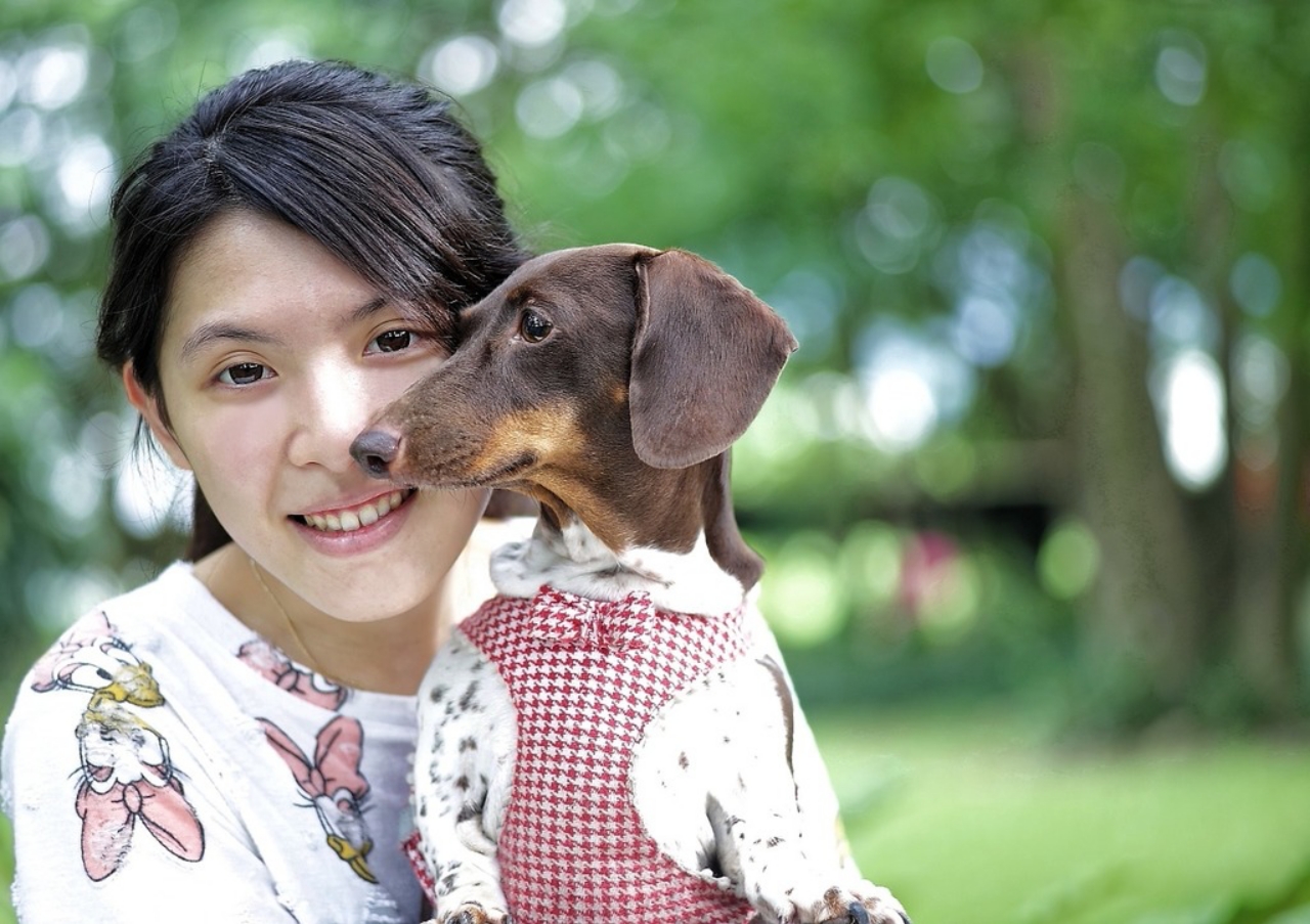 ragazza con bassotto