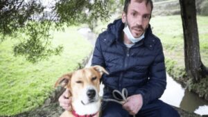 Senza casa ma non senza amore: il senzatetto che sceglie la strada per non separarsi dalla sua cagnolina