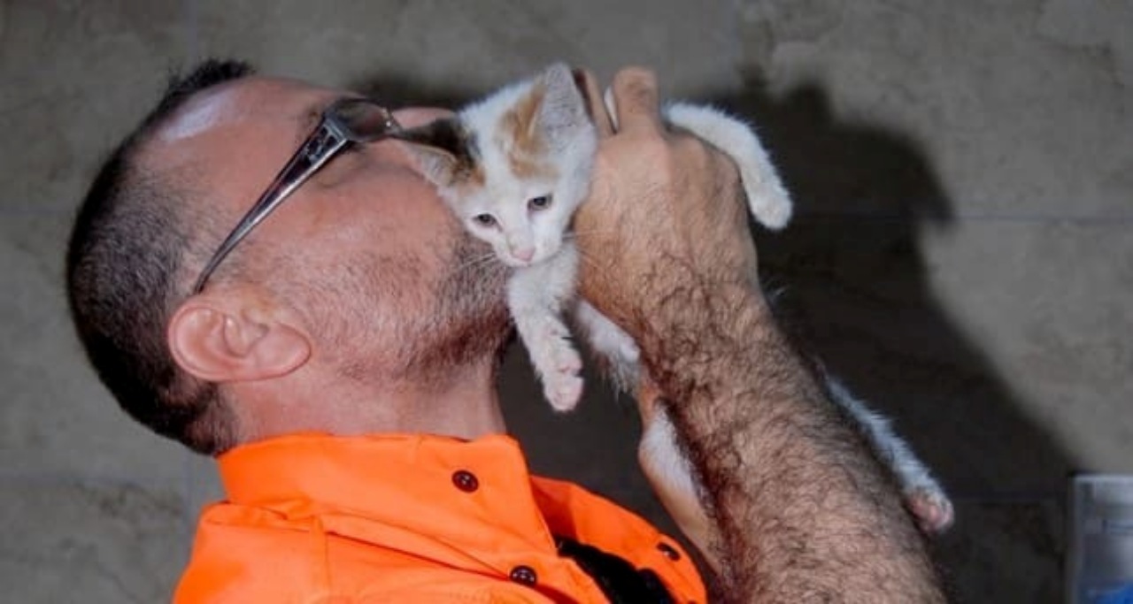 Uomo salva un gattino dall'alluvione e lo adotta